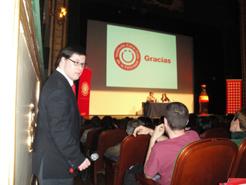 Uno de los jóvenes auxiliares de sala recogiendo el micrófono.